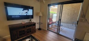 Smart TV - Xanadu Fun! 1st floor unit with boat parking, walk to restaurants and lake (Lake Havasu City)