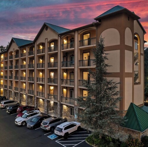 UPDATED Luxury condo in Downtown Gatlinburg. Walk to everything! 