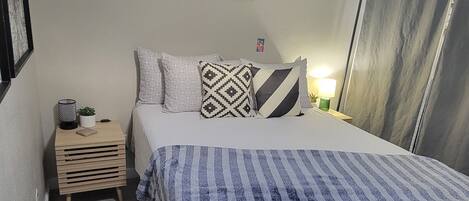 1 bedroom, desk, WiFi, bed sheets