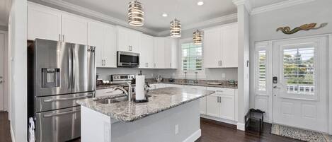 House, Multiple Beds, Kitchen, City View (SVS201) | Private kitchen