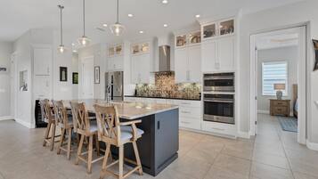 Casa, várias camas, cozinha, vista para a piscina (BRP329) | Cozinha privada | Geladeira, micro-ondas, fogão, cooktop