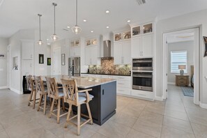 獨棟房屋, 多張床, 廚房, 泳池景觀 (BRP329) | 私人廚房 | 電冰箱、微波爐、烤箱、爐台