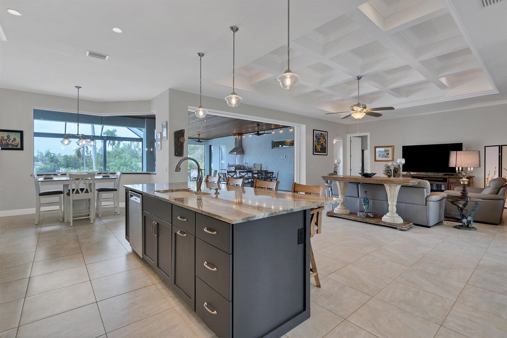 Casa, várias camas, cozinha, vista para a piscina (BRP329) | Cozinha privada | Geladeira, micro-ondas, fogão, cooktop