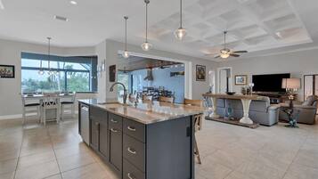 Casa, várias camas, cozinha, vista para a piscina (BRP329) | Cozinha privada | Geladeira, micro-ondas, fogão, cooktop