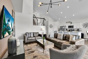 Ferienhaus, Mehrere Betten, Poolzugang, Poolblick (SP8131) | Wohnbereich | 40-Zoll-Flachbildfernseher mit Digitalempfang