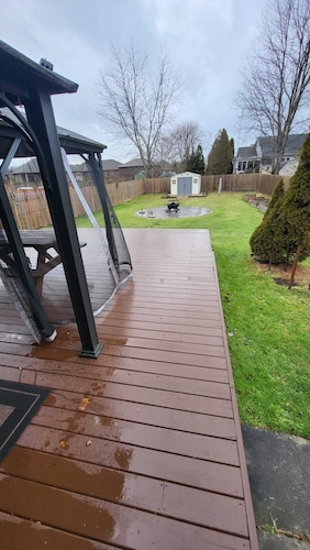 Spacious and Modern Home, 10 mins to Restaurants, Shops and Parks.