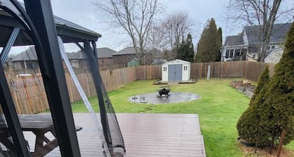 Spacious and Modern Home, 10 mins to Restaurants, Shops and Parks.