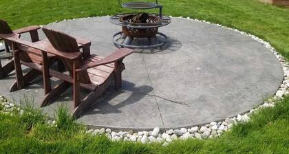 Spacious and Modern Home, 10 mins to Restaurants, Shops and Parks.