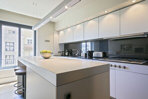 Een koelkast, een microgolfoven, een oven, een vaatwasser