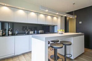 Kjøleskap, mikrobølgeovn, ovn og oppvaskmaskin