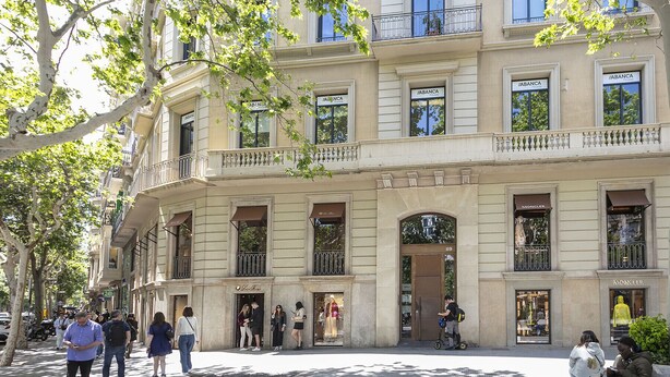 A multi-story building with storefronts on the ground floor, including a bank and a restaurant. - Paseo de Gracia1 (Barcelona)