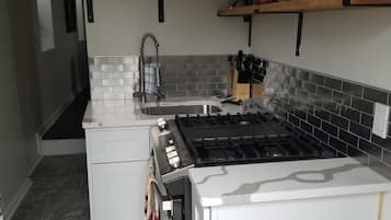 Frigorifero, microonde, forno, piano cottura