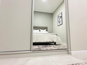 2 bedrooms, iron/ironing board, WiFi, bed sheets - Modern and tranquil apartment nestled near vibrant shopping centre's and malls! (Pretoria)
