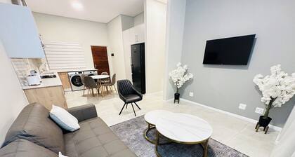 Modern and tranquil apartment nestled near vibrant shopping centre's and malls!