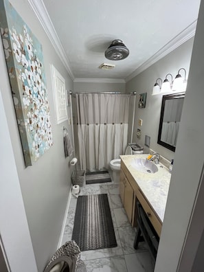 Douche, sĂšche-cheveux, serviettes fournies, savon