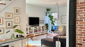 TV connectée, livres, médiathèque, chaîne hi-fi