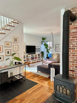 Smart TV, books, music library, stereo