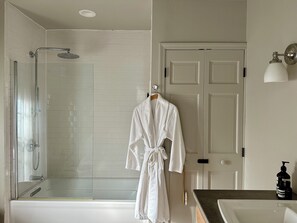 Secadora de cabello, bidet, toallas, jabón 