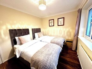 4 soverom, strykejern/-brett, wi-fi (inkludert) og sengetøy