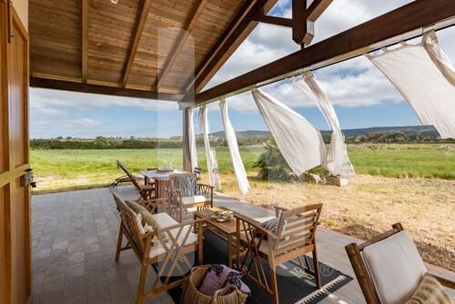 Immerse yourself in the charm of real Sardinia. Villa Perla dei Nuraghi will welcome you in a pure landscape, surrounded by nature but just a few minutes from Alghero, in the Olmedo area. Villa Perla dei Nuraghi is located in a strategic position to reac