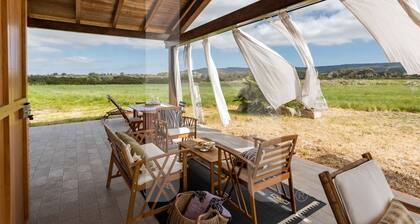 Immerse yourself in the charm of real Sardinia. Villa Perla dei Nuraghi will welcome you in a pure landscape, surrounded by nature but just a few minutes from Alghero, in the Olmedo area. Villa Perla dei Nuraghi is located in a strategic position to reac