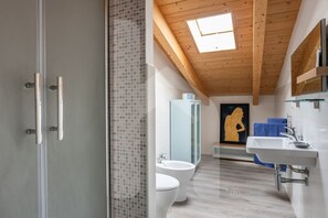Douche, séchoir à cheveux, bidet, serviettes fournies