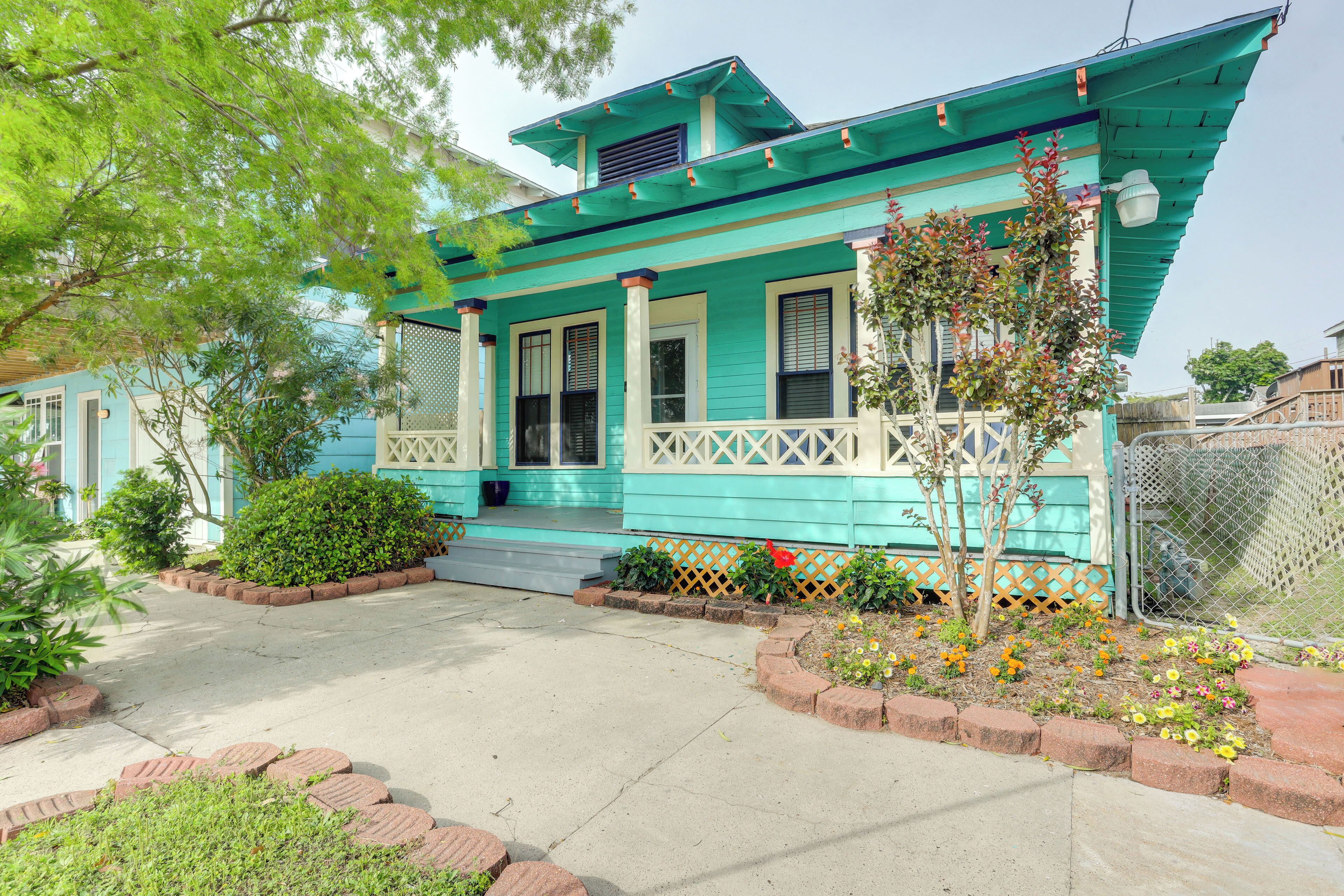 Charming Galveston Cottage - 2 Blocks to Ocean!