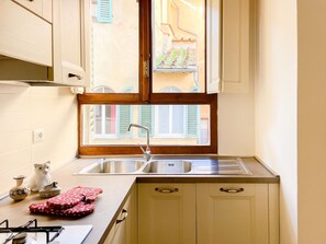 Fridge, dishwasher, coffee/tea maker, cookware/dishes/utensils - Brand new 3-BR apt 3 minute walk by the Duomo (Firenze)