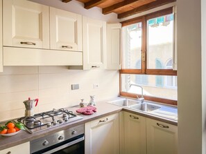 Fridge, dishwasher, coffee/tea maker, cookware/dishes/utensils - Brand new 3-BR apt 3 minute walk by the Duomo (Firenze)