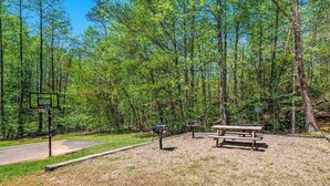 A park with a basketball court, a picnic table, and a mailbox. - Full Kitchen Hot Tub Indoor Pool Sleeps 6 (Gatlinburg)