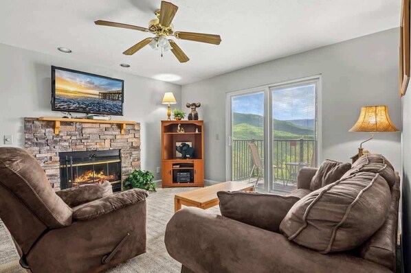 TV, fireplace - Mountain Views Indoor Pool Hot Tub Sleeps 4 (Gatlinburg)