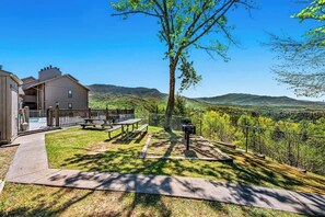 Outdoor dining - Mountain Views Indoor Pool Hot Tub Sleeps 4 (Gatlinburg)