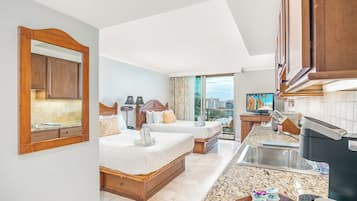 Caja de seguridad en la habitación y tabla de planchar con plancha