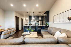 Smart TV, fireplace - Wellness Retreat with Fitness Equipment, Sauna, Cold Plunge and Hot Tub (Kamas)