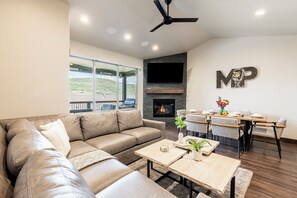 Smart TV y chimenea 