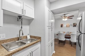 Refrigerador, microondas, horno, placa de cocina