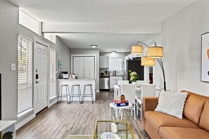 Smart TV, books - Minutes AWAY from ALL the FUN and Action! 2BD unit (Arlington)