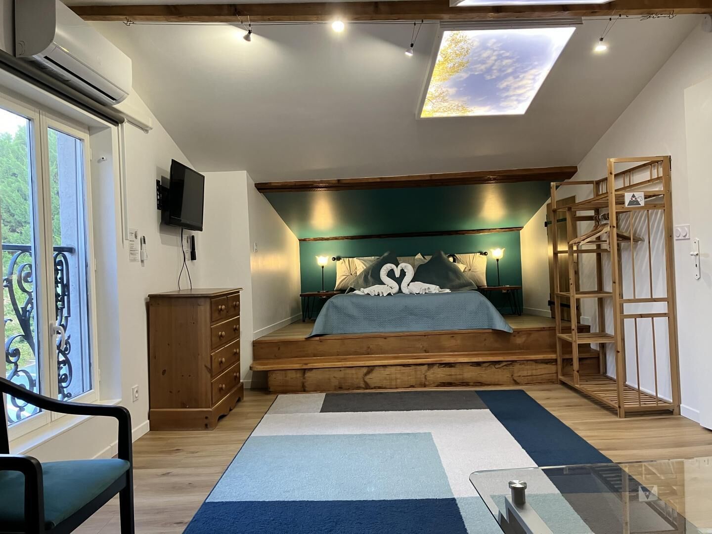 Chambre avec lit 140, télévision orientable, wifi gratuit, penderie avec rangement vêtements et bagages.