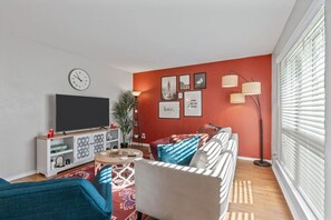 Smart TV, books, offices - Passionate 2BD: Where Your HEART Feels at HOME! (Fort Worth)