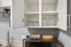 Fridge, microwave, oven, stovetop - Artistic 1BD: TCU Walkable, Vibrant & Convenient! (Fort Worth)