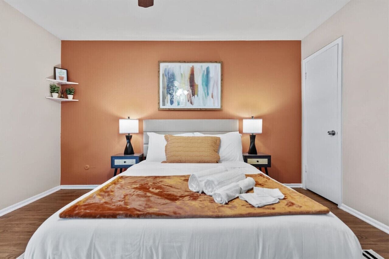 1 slaapkamer, een bureau, een strijkplank/strijkijzer, reisbedje