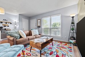 Smart TV, books, offices - Artistic 1BD: TCU Walkable, Vibrant & Convenient! (Fort Worth)