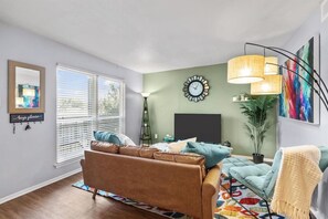 智能电视、书、办公室