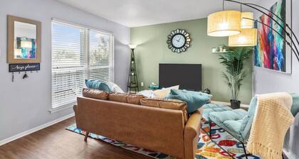 Artistic 1BD: TCU Walkable, Vibrant & Convenient!