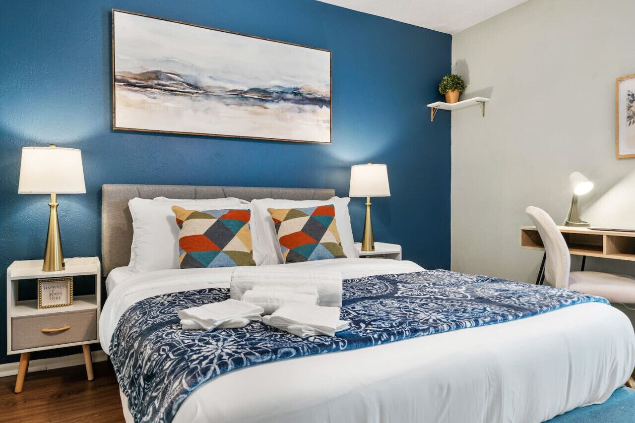 1 slaapkamer, een bureau, een strijkplank/strijkijzer, reisbedje