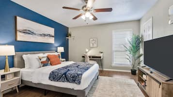 1 sovrum, skrivbord, strykjärn/strykbräda och resesäng