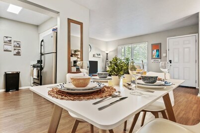 Vivid 1BD: TCU Walkable, Inspiring & Restful!