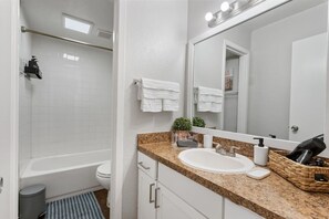 Hårtørrer, håndklæder