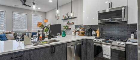 Réfrigérateur, micro-ondes, four, plaque de cuisson