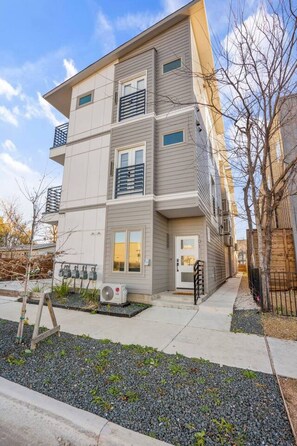 Exterior - Elegant 2BDTownhouse: 7St Walkable, Modish & Sharp (Fort Worth)